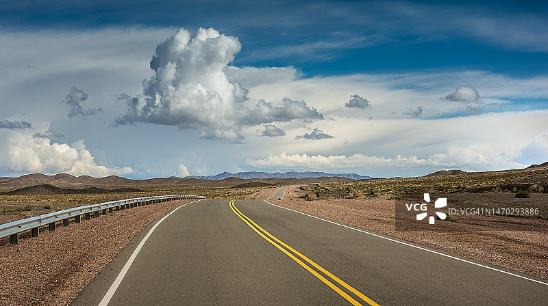 阿根廷圣胡安卡林加斯塔山谷，乡村景观旁的空旷道路图片素材