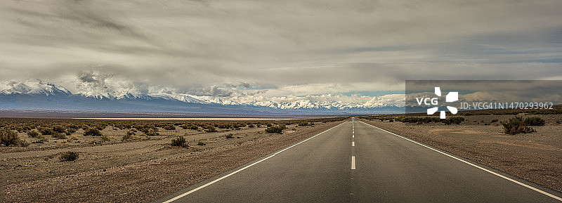 阿根廷圣胡安卡林加斯塔山谷的空旷道路，天空为背景图片素材