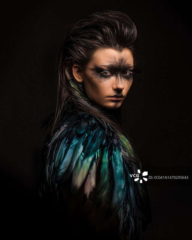 站在黑色背景前的年轻女子肖像图片素材