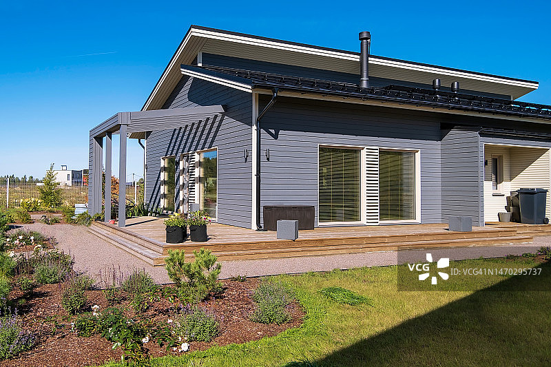 加特契纳的绿草单层房屋，俄罗斯图片素材