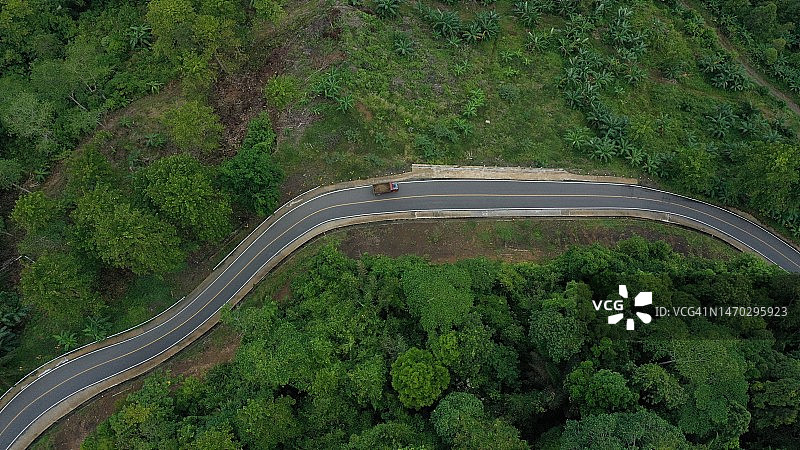 印尼北加里曼丹省努努坎县塞巴迪克岛的树林公路图片素材