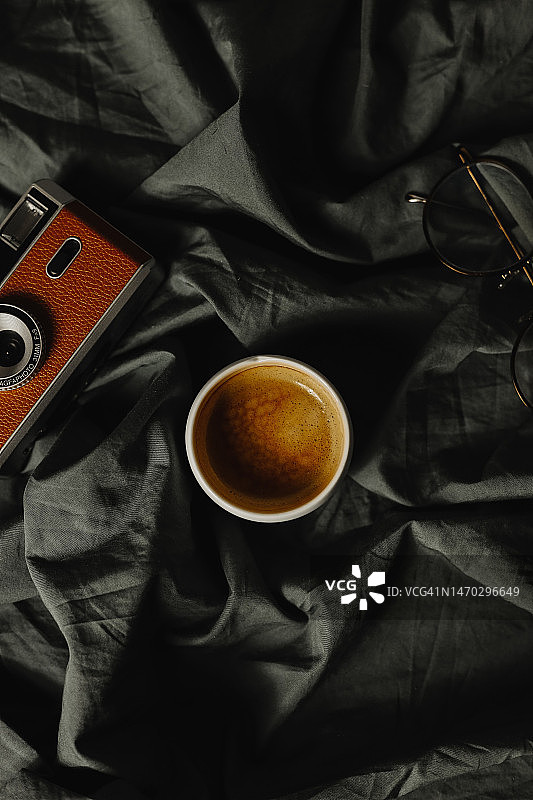 从高角度拍摄的咖啡杯和眼镜，马耳他图片素材