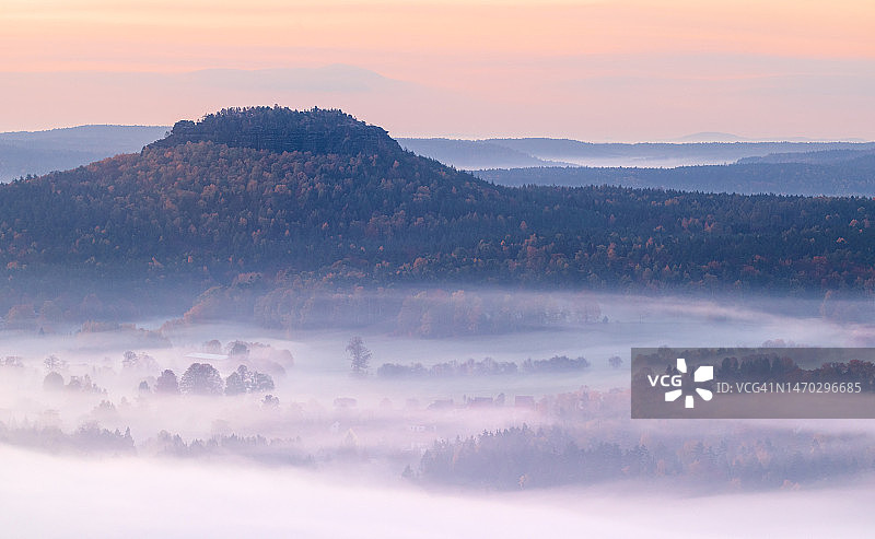 日落时分，群山与天空的对比图片素材