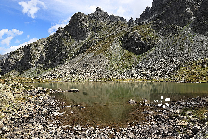 在法国查rousse，拉克罗伯特湖岸边图片素材