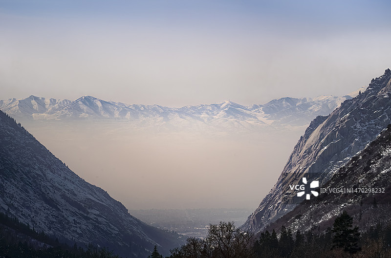 俯瞰小科顿伍德峡谷的山脉，犹他州，美国图片素材