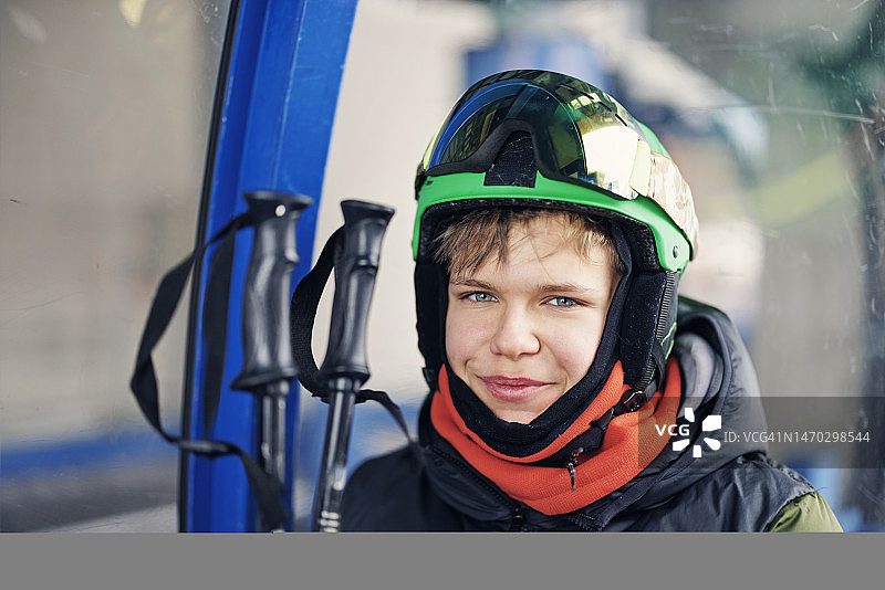 青少年男孩在阿尔卑斯山乘坐缆车图片素材