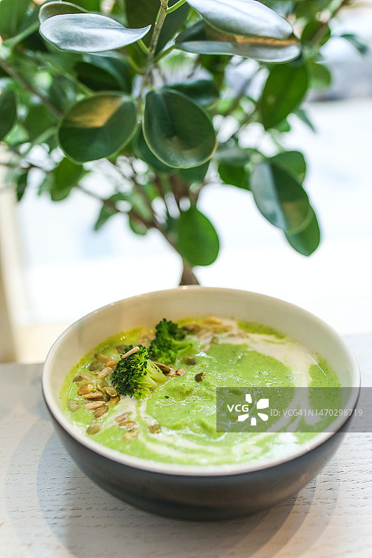 印度尼西亚餐桌上的碗装汤特写图片素材