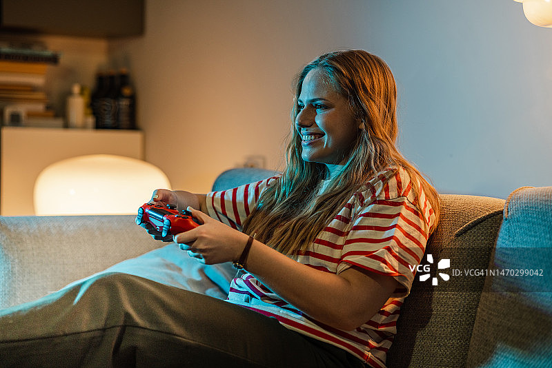 年轻女子玩电子游戏图片素材