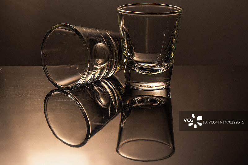 印度桌上的饮用玻璃杯特写图片素材