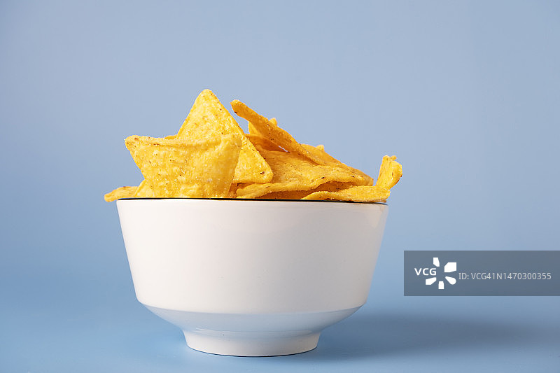 蓝色背景白色碗里的玉米片图片素材