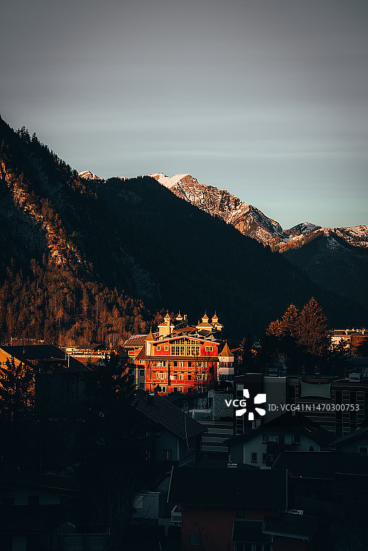 奥地利毛拉赫，高角度拍摄的城市夜景图片素材