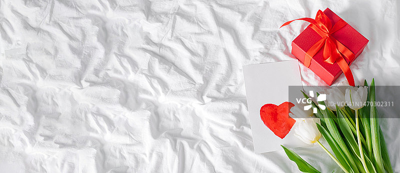 郁金香、红色礼品盒和心形卡片，妇女节样机概念图片素材