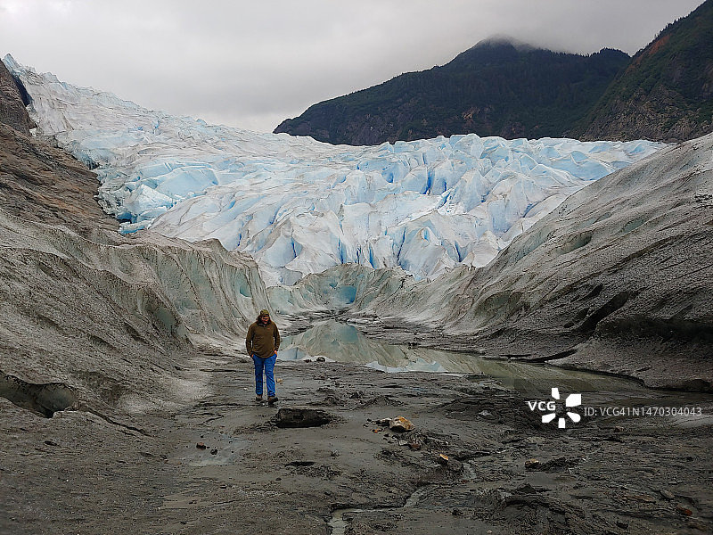冬季男子站在山上的背影，朱诺，阿拉斯加州，美国图片素材