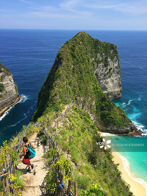 印度尼西亚Bunga Mekar海边悬崖上的男子高角度视图图片素材