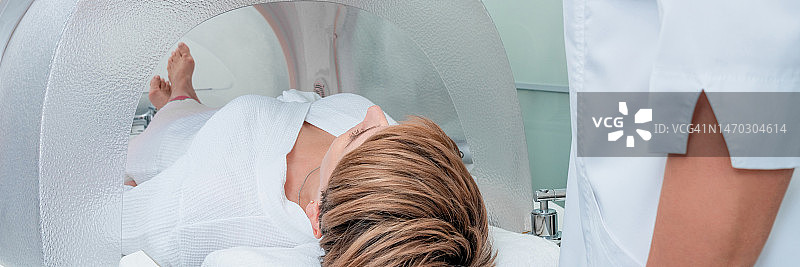 美容诊所中的现代水疗护理舱，美容师图片素材