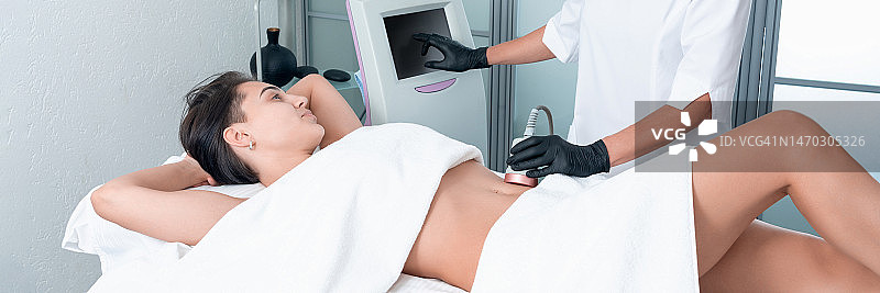 美丽的女人正在进行去除橘皮组织的超声波空化疗程图片素材