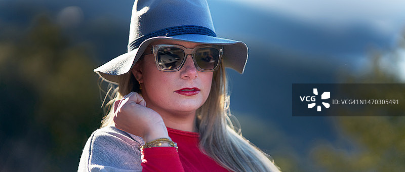 在西班牙马德里El Atazar戴太阳镜和帽子的女子肖像图片素材