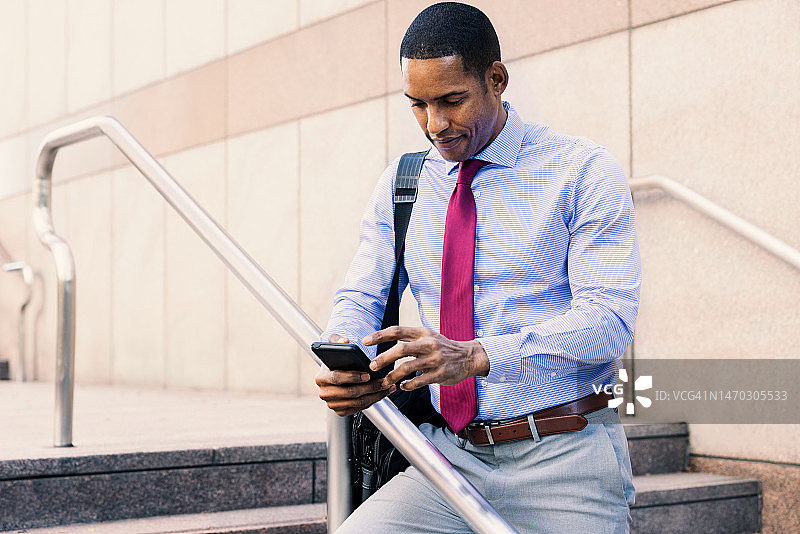 穿着时尚西装的英俊非裔美国男CEO，美国加利福尼亚州洛杉矶图片素材