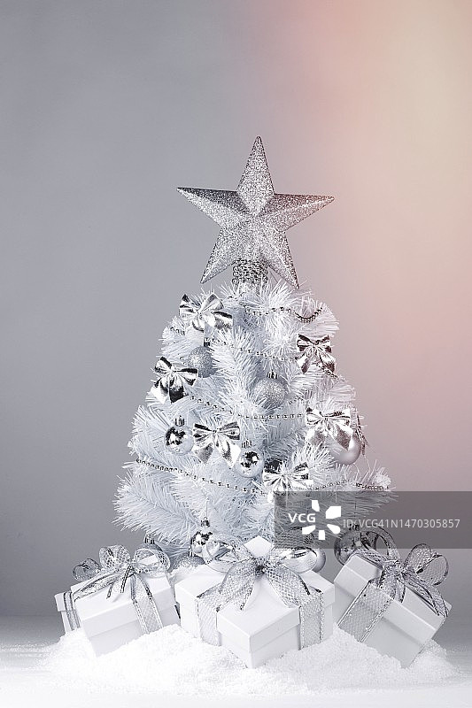 灰色背景下的圣诞装饰品特写图片素材