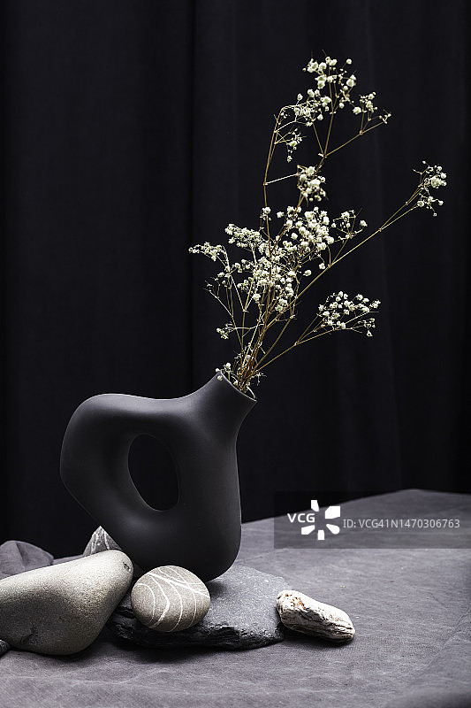 黑色背景下桌子上花瓶里的花朵特写，俄罗斯图片素材
