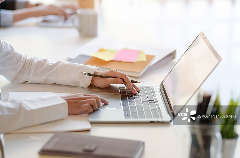 使用电脑和智能手机技术，印度尼西亚图片素材