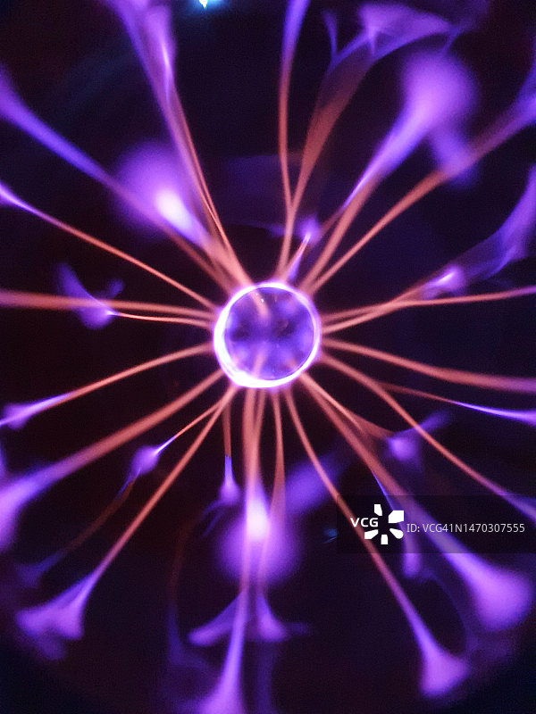 带彩色闪电的等离子球图片素材