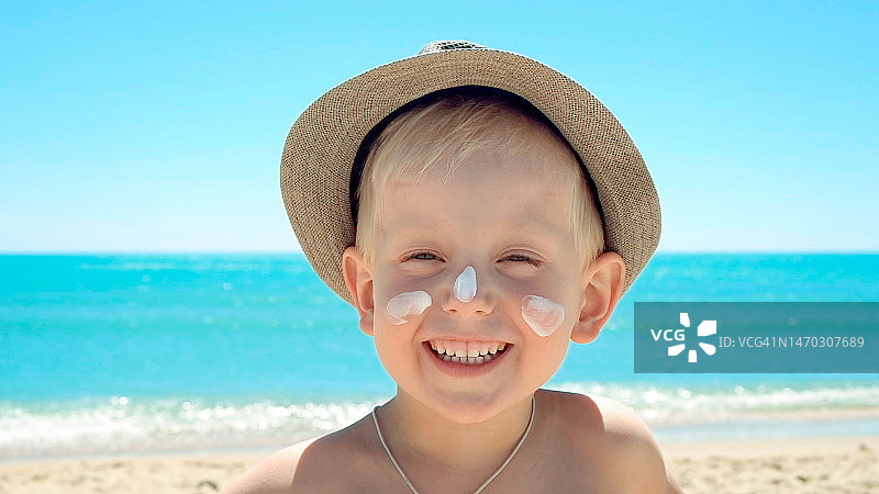 戴着时尚帽子的快乐儿童图片素材