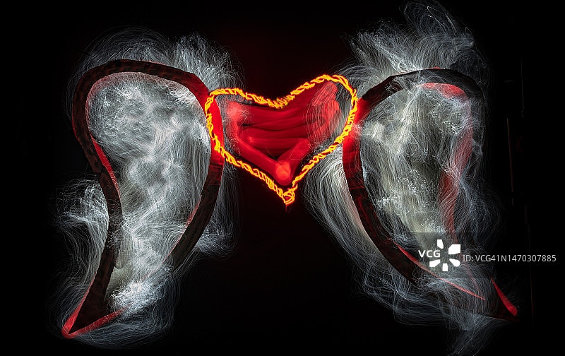 黑色背景上的心形图案特写，乌克兰外喀尔巴阡州图片素材