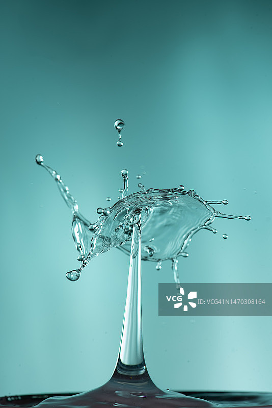 墨西哥墨西哥城蓝色背景下的水花飞溅特写图片素材