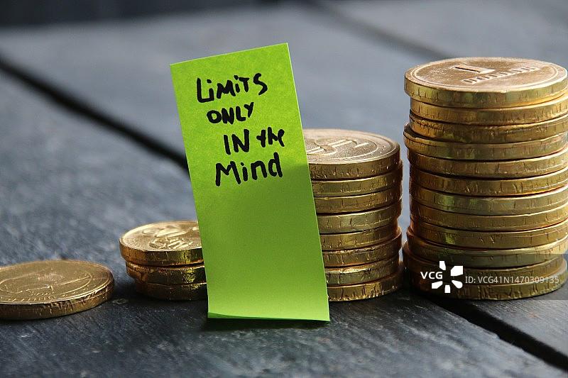 标签上的励志语录：限制只存在于你的思想中图片素材