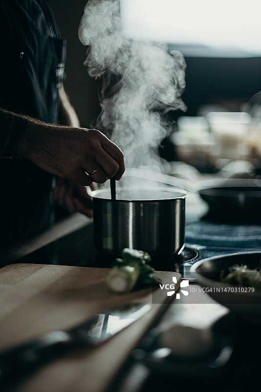 男子在厨房准备食物特写，印度尼西亚图片素材