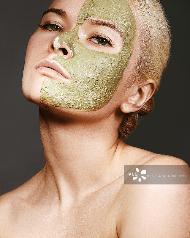 美女敷绿色面膜美容护理图片素材
