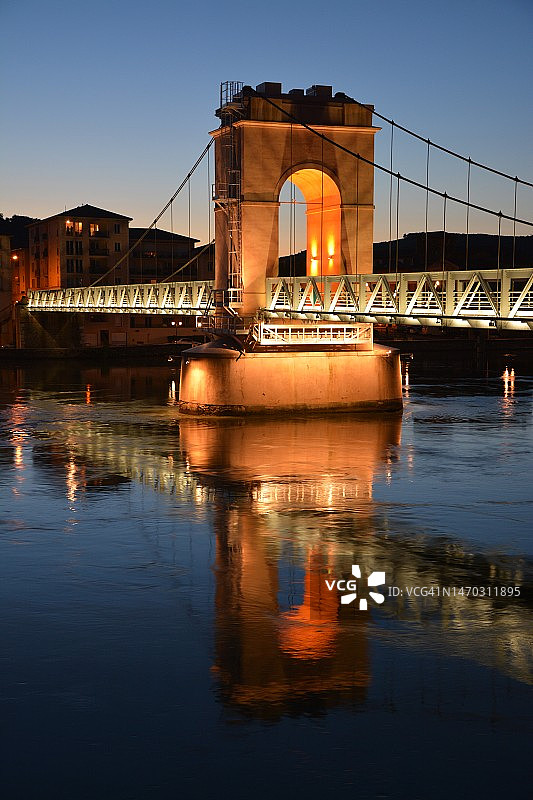 法国维埃纳，夜间河上的桥梁图片素材