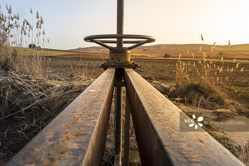 日落时分的灌溉渠闸门图片素材