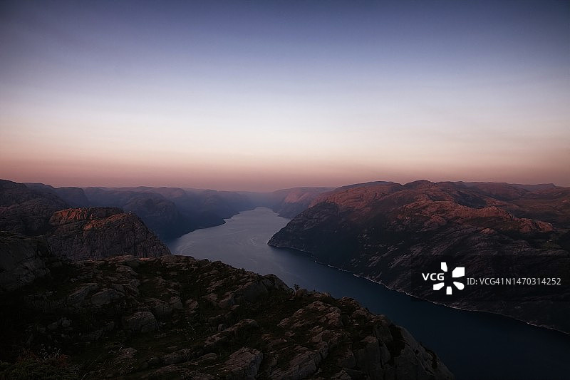 挪威布道石日落山脉美景图片素材