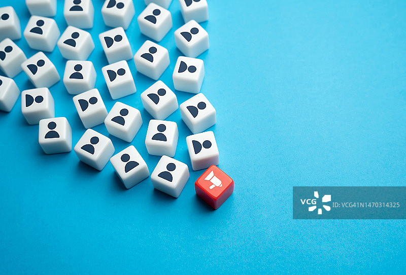 蓝色背景上的骰子特写，乌克兰图片素材