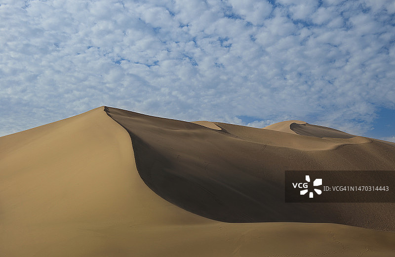 中国敦煌沙丘的仰视角度图片素材