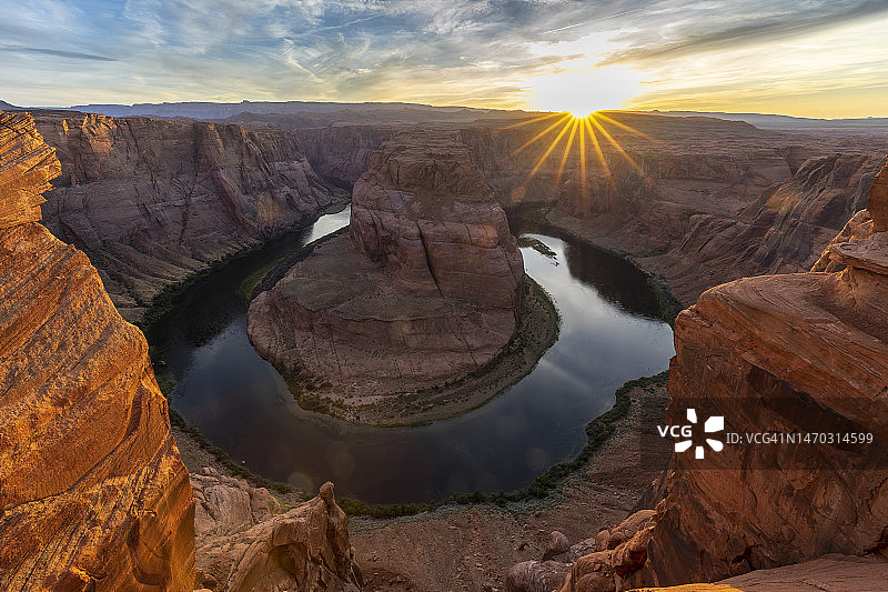 日落时分，马蹄湾对天空的景色，美国亚利桑那州马蹄湾图片素材