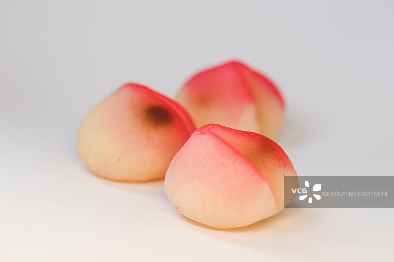 白色背景下的桃子特写，印度尼西亚日惹图片素材
