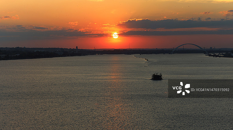 密西西比河上空壮观的紫色日出，美国伊利诺伊州莫林图片素材