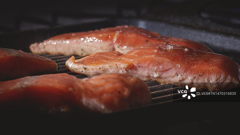 烤肉架上的肉特写，意大利图片素材