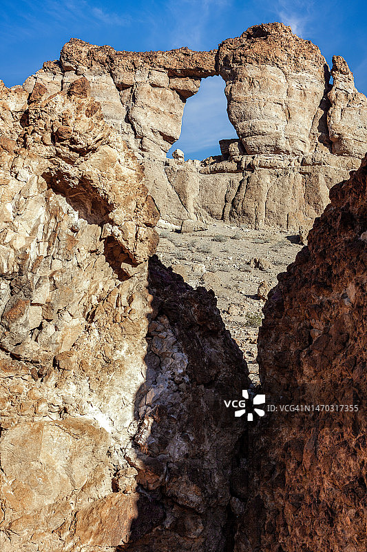 低角度视角下的岩层映衬天空图片素材