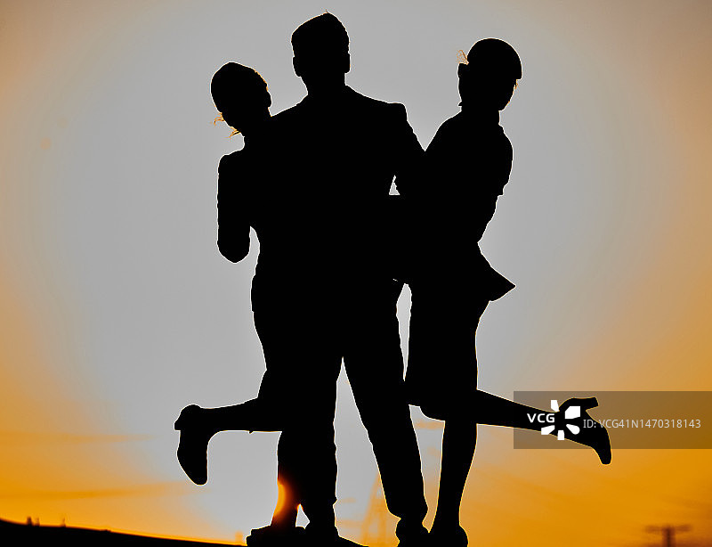 拥抱光明，在一起的朋友们图片素材