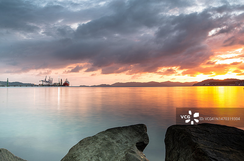 马来西亚沙巴亚庇日落时分的壮丽海景图片素材