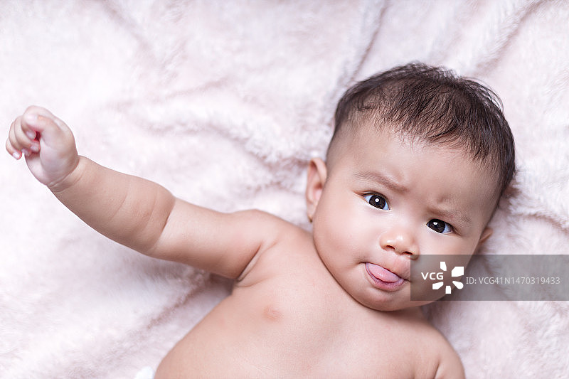 以柔和的彩色毯子为背景的婴儿肖像图片素材