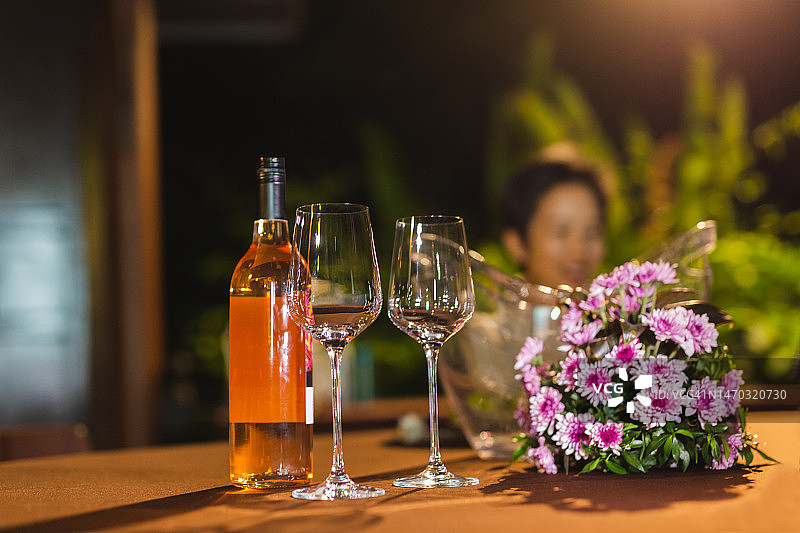 泰国餐桌上的空酒杯和葡萄酒瓶图片素材