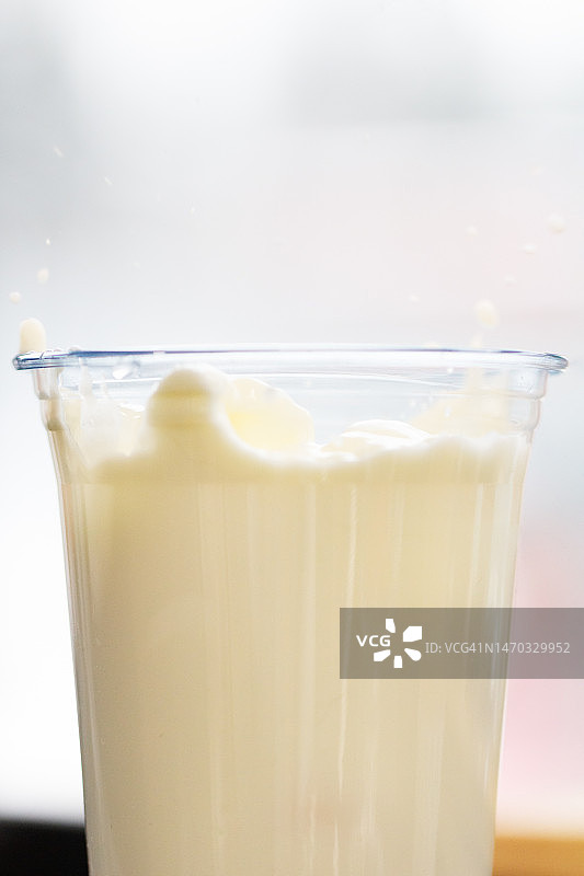 装满豆奶的玻璃杯——健康饮品，纯素食品图片素材