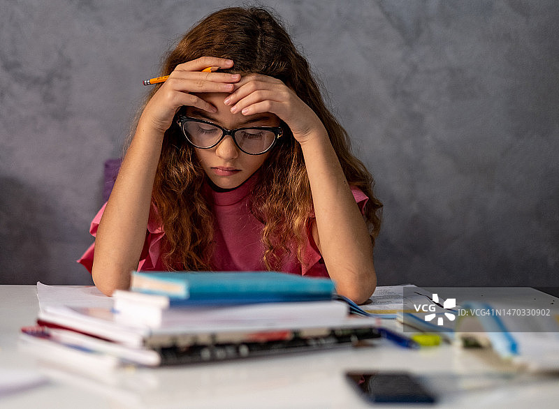 小女孩正在学习图片素材