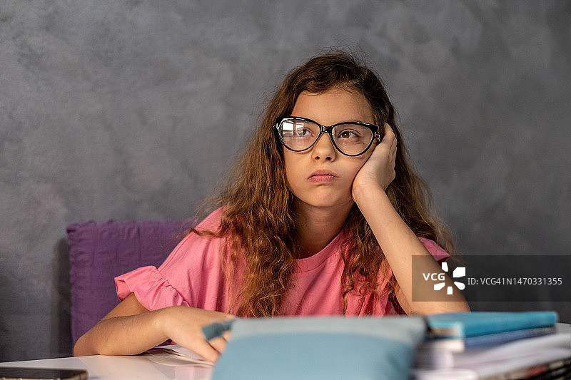 一个小女孩的肖像图片素材