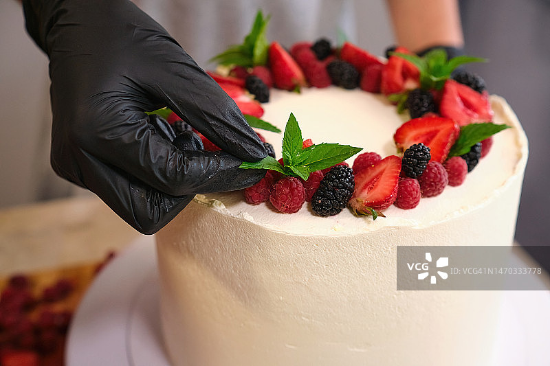 糕点厨师制作草莓奶油蛋糕图片素材